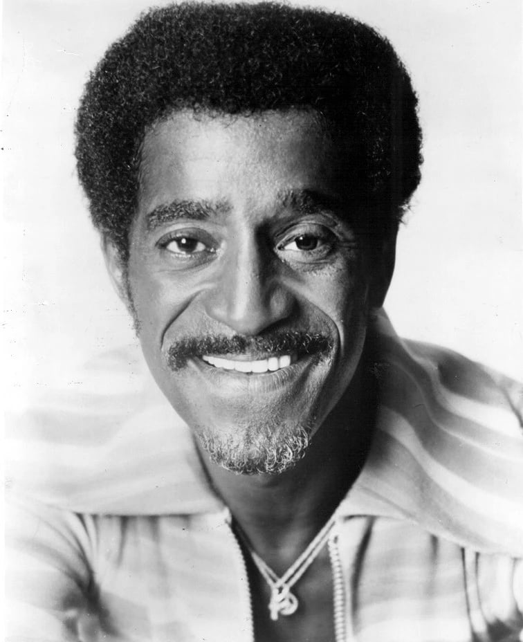 Sammy Davis Jr. sahnede enerji dolu bir anında